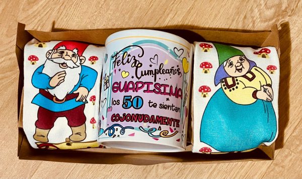 TAZA Y CALCETINES CUMPLE GNOMOS